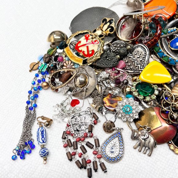 Heartbreak Earrings - 2 ½ lb No Mate Earring Lot Box - Picture 5 of 5